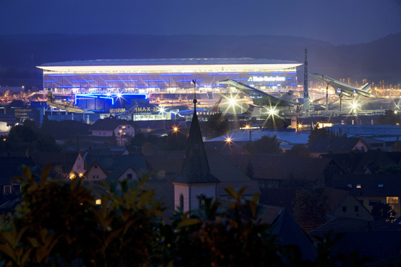 Die Rhein-Neckar-Arena in Sinsheim ist das Heimspielstadion der TSG 1899 Hoffenheim. Die Arena war eines der Stadien der Frauen-Fußball-Weltmeisterschaft 2011 in Deutschland. Im Vordergrund sind die Concorde und die Tupolev, zwei Flugzeuge, im Technikmuseum Sinsheim zu sehen.