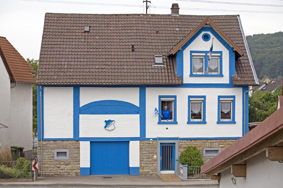 Familie Breunig hat ihr Haus in der Hoffenheimer Hauptstraße in den Farben des Vereins angemalt und ein Wappen der TSG 1899 Hoffenheim über der Garage angebracht