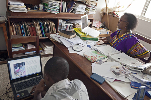 Eric Otchere sitzt in einer Vorlesung mit der Professorin Akosua Addo. Sie sprechen über seine Doktorarbeit.