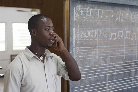  Eric Otchere ist Student, Lehrer, Stipendiat und Gospelchorleiter. Außerdem ist er der Musikdirektor seines Kirchengebietes. Das verlangt nach Koordination.
