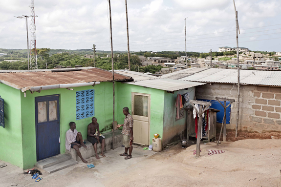 Eric Otchere unterhält sich mit Menschen aus seiner Gegend. Er wohnt im Stadtteil Abura in Cape Coast.