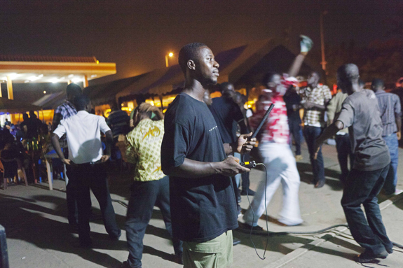 Eric Otchere nimmt Highlife-Musik auf einem Konzert auf. Highlife ist eine typische westafrikanische Musikrichtung, die ihren Ursprung in Ghana hat.