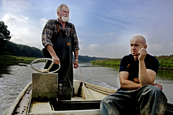 Cord Dobberschütz (links) und sein Helfer Thorsten Zillmann aus Nienburg, der ihm bei Abwesenheit des Bruders L u d o l f bei der Arbeit hilft, sind zum Aalfang auf der Weser unterwegs. Sie sind Flussfischer. Der Beruf ist selten geworden.