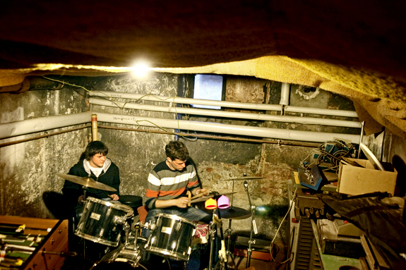 Moritz Viebeg hat sich im Keller einen Raum für sein Schlagzeug eingerichtet und gibt Unterricht.
