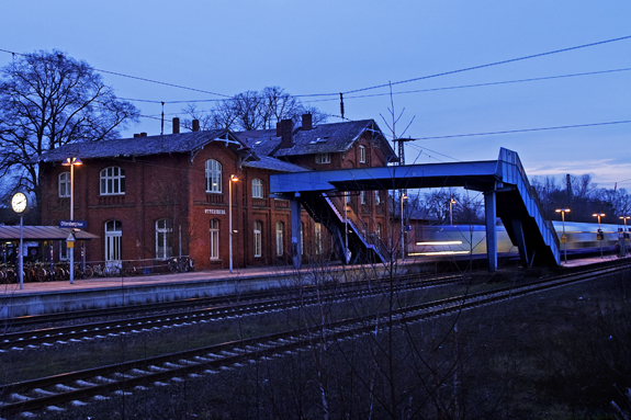 Der Bahnhof Ottersberg liegt an der Bahnstrecke Bremen – Hamburg. Die Deutsche Bahn schloss ihn Mitte der 1980er-Jahre. 1991 zogen Studenten ein. Das Bild zeigt ihn in der blauen Stunde.