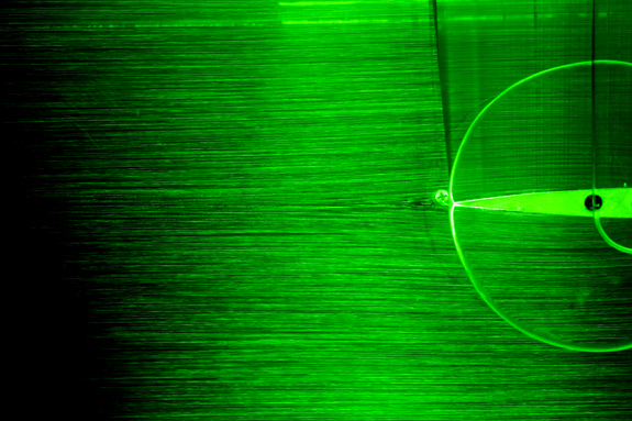 Mit einem grünen Laser macht Nils Noffke die Strömung sichtbar.