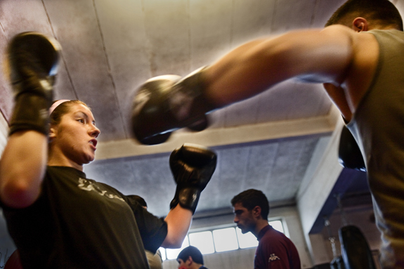 Die Bremer Gymnasiastin Samira Kovacevic trainert mehrere Stunden pro Tag im Leon Fight Club 12 als einzige Frau unter Männern, um als Kickboxerin durchzustarten. Bei Wettkämpfen gewinnt sie meistens auch gegen Frauen, die schon jahrelang im Ring stehen.
