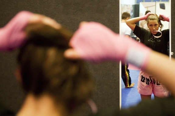 Die Boxhalle hängt voller Spiegel. Die 17-Jährige macht sich die Haare aus dem Gesicht – beim Sport stören sie nur.