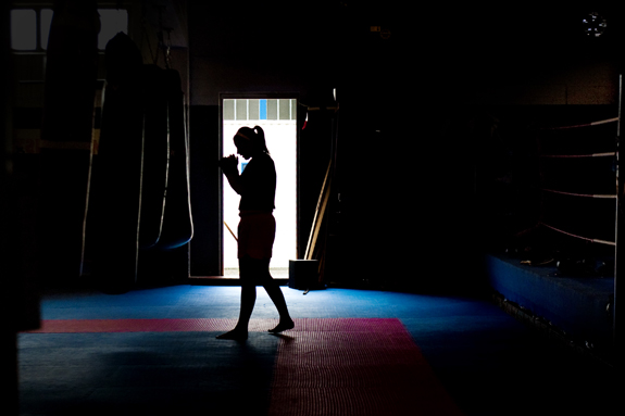 Schattenboxen: Samira Kovacevic trainiert jeden Tag an den Sandsäcken und im Boxring des Clubs.