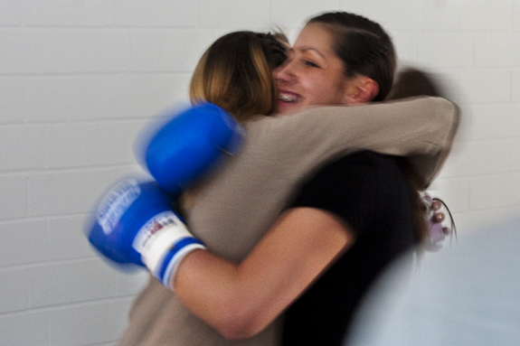 Samira Kovacevic im Glück: Ihre Freundin fällt der Siegerin im Boxen um den Hals.
