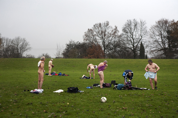 Auch im Winter wird Fußball gespielt. Danach gibt es eine Erfrischung in der eiskalten Weser beim Nacktbaden.