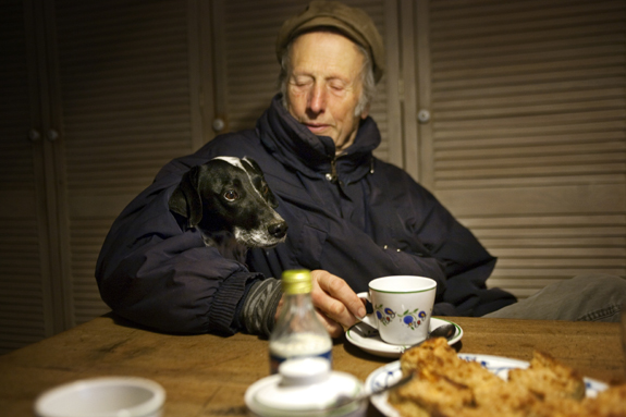  Olaf Dinné mit einem seiner Hunde.