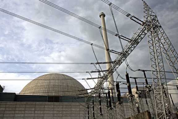 Über die hauseigene Trafostation vor der Kuppel des Atomkraftwerks Unterweser wird der frisch erzeugte Strom direkt ins Netz geleitet. 