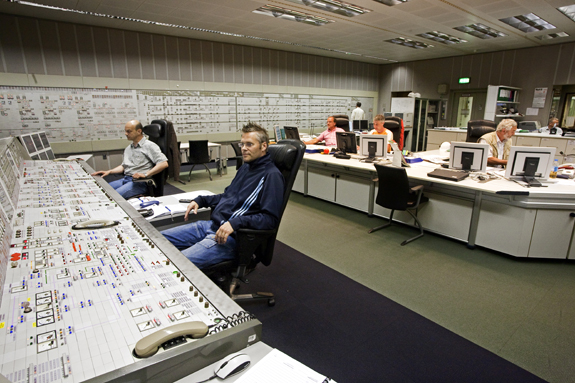 Die Kollegen im Kontrollraum im Atomkraftwerk Unterweser haben Hunderte von Monitoren und Anzeigen im Blick, um bei Problemen zu reagieren.