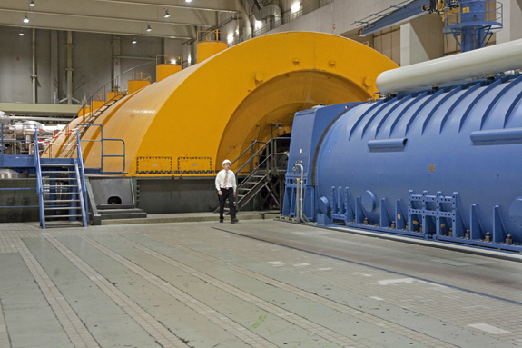 Die Turbine im Atomkraftwerk Unterweser erzeugt Strom für umgerechnet drei Millionen Haushalte. Der Lärm ist ohrenbetäubend.